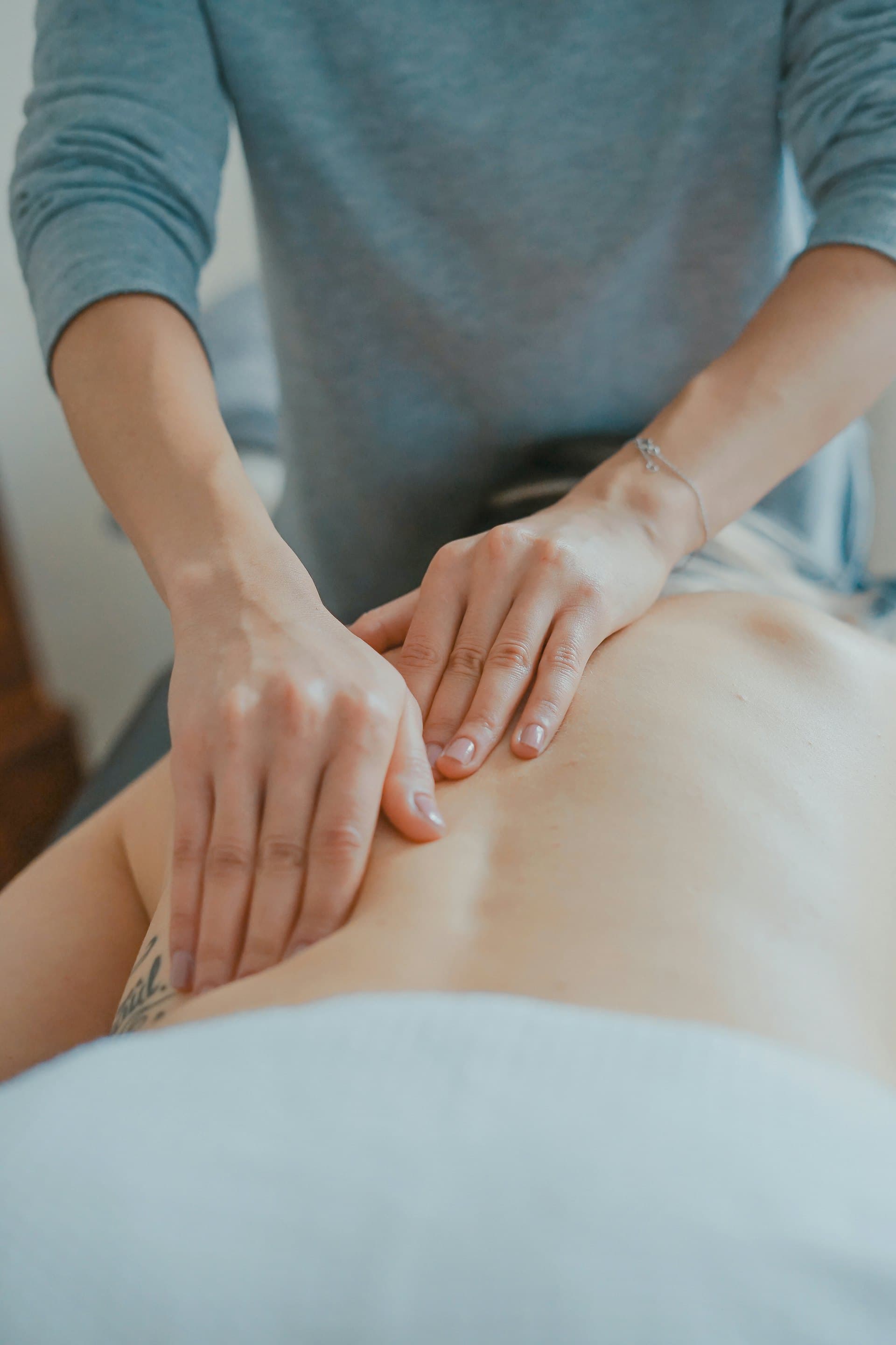 Entspannende Massage in einem warmen Leipziger Studio